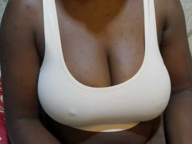 pretty-lioness live cam on BongaCams