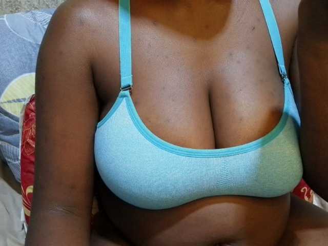pretty-lioness live cam on BongaCams