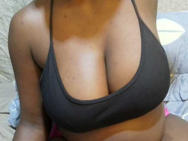 pretty-lioness live cam on BongaCams
