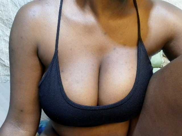 pretty-lioness live cam on BongaCams