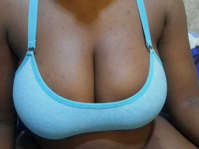 pretty-lioness live cam on BongaCams
