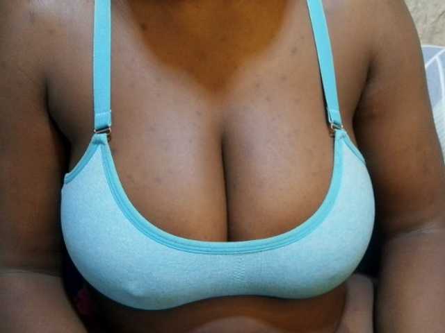 pretty-lioness live cam on BongaCams