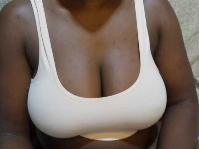 pretty-lioness live cam on BongaCams
