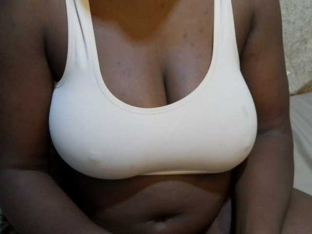 pretty-lioness live cam on BongaCams