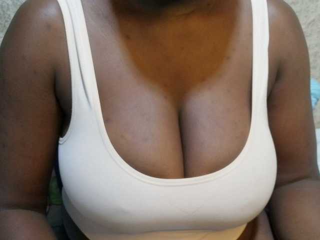 pretty-lioness live cam on BongaCams