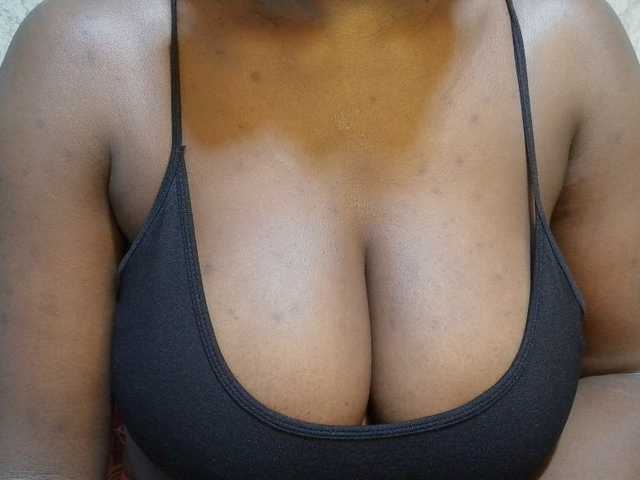 pretty-lioness live cam on BongaCams