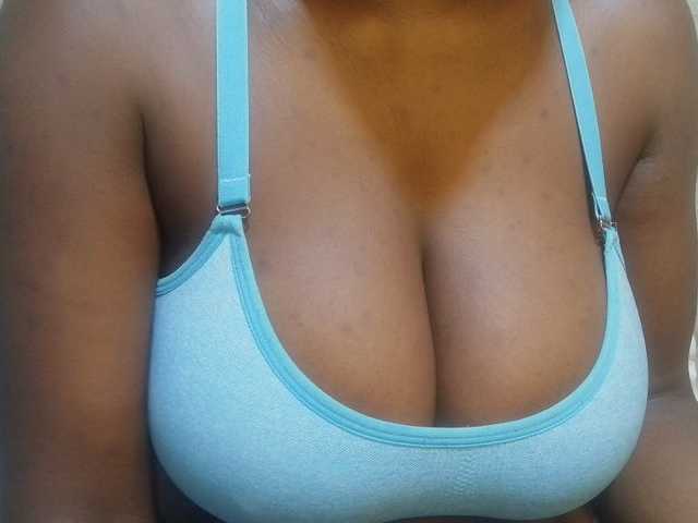 pretty-lioness live cam on BongaCams