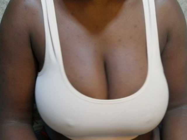 pretty-lioness live cam on BongaCams