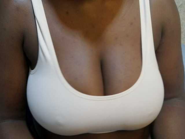 pretty-lioness live cam on BongaCams