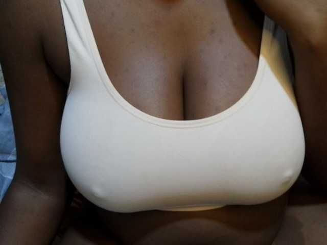 pretty-lioness live cam on BongaCams