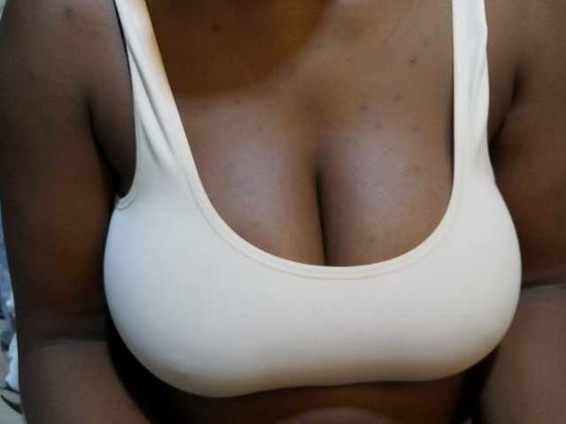 pretty-lioness live cam on BongaCams
