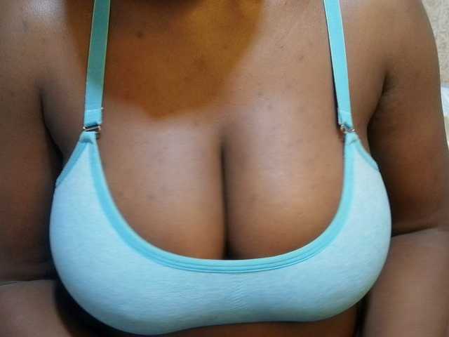 pretty-lioness live cam on BongaCams