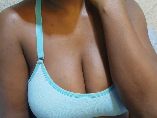 pretty-lioness live cam on BongaCams