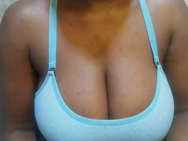 pretty-lioness live cam on BongaCams