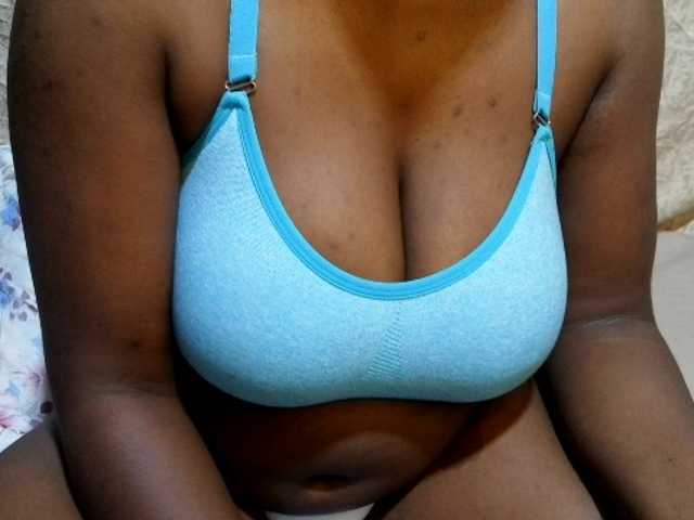 pretty-lioness live cam on BongaCams
