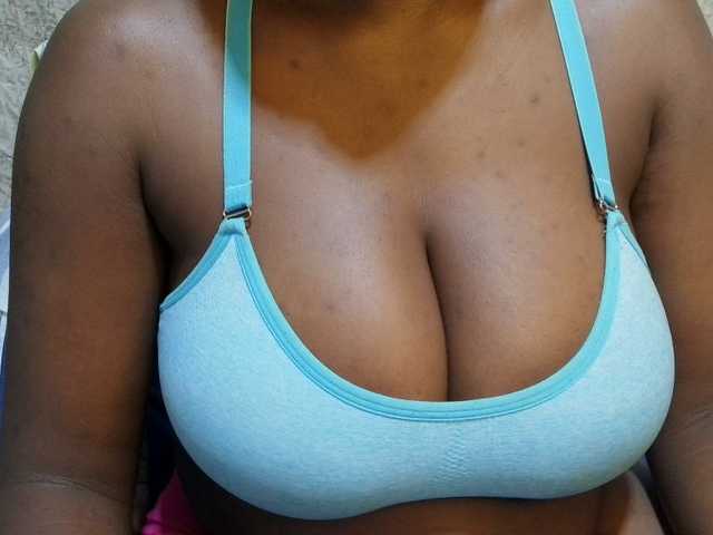 pretty-lioness live cam on BongaCams