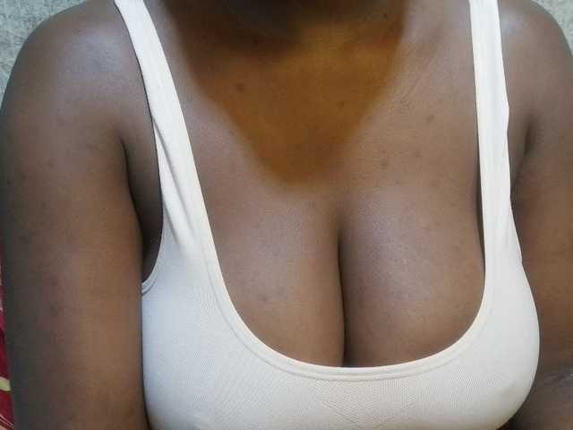 pretty-lioness live cam on BongaCams