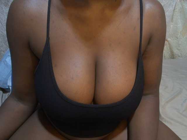 pretty-lioness live cam on BongaCams