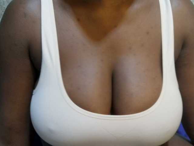 pretty-lioness live cam on BongaCams