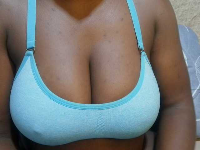 pretty-lioness live cam on BongaCams