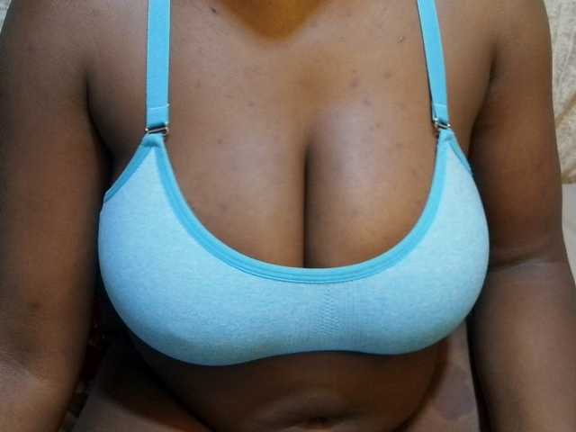 pretty-lioness live cam on BongaCams