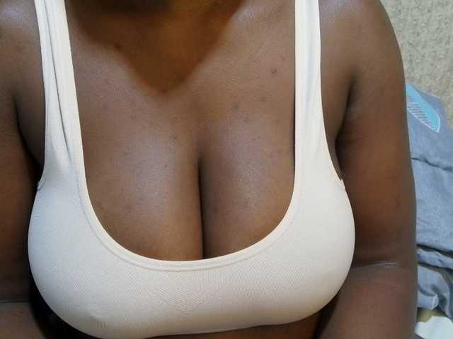 pretty-lioness live cam on BongaCams
