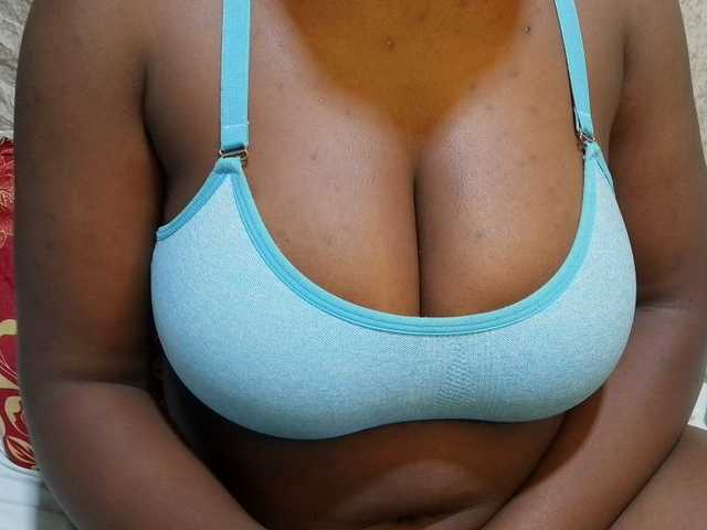 pretty-lioness live cam on BongaCams
