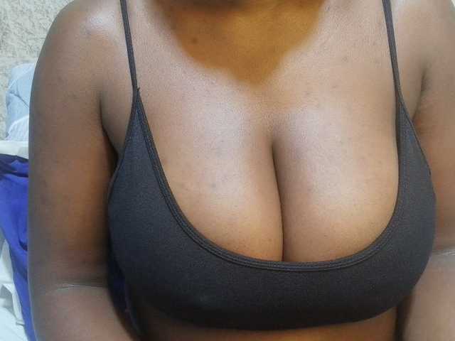 pretty-lioness live cam on BongaCams