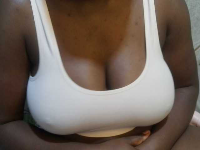 pretty-lioness live cam on BongaCams