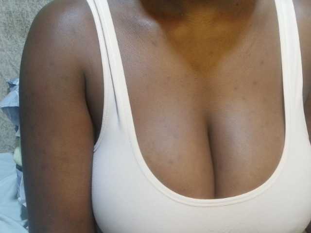pretty-lioness live cam on BongaCams
