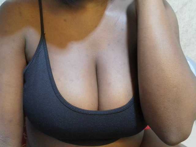 pretty-lioness live cam on BongaCams