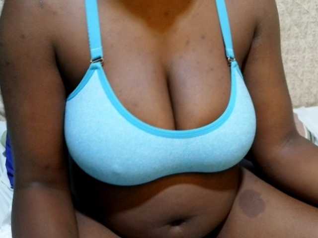pretty-lioness live cam on BongaCams