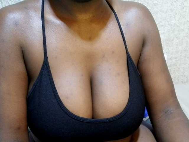 pretty-lioness live cam on BongaCams