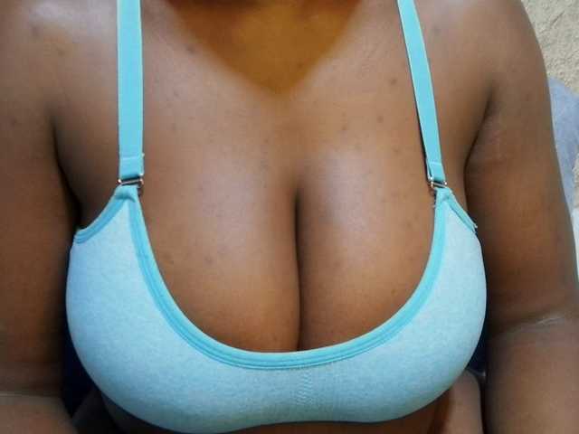 pretty-lioness live cam on BongaCams