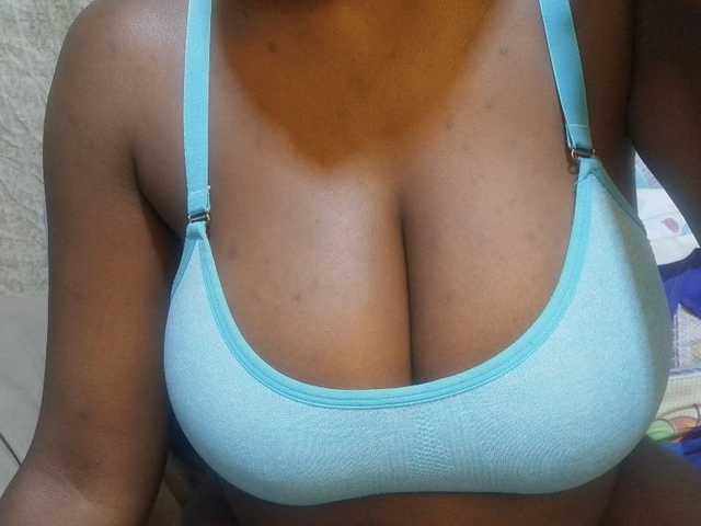 pretty-lioness live cam on BongaCams