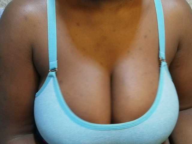 pretty-lioness live cam on BongaCams