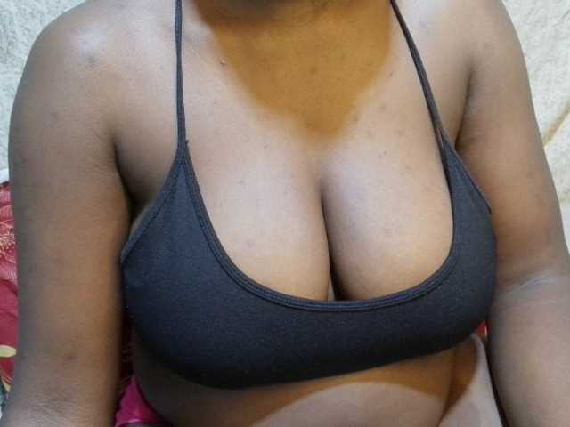 pretty-lioness live cam on BongaCams
