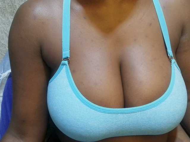 pretty-lioness live cam on BongaCams