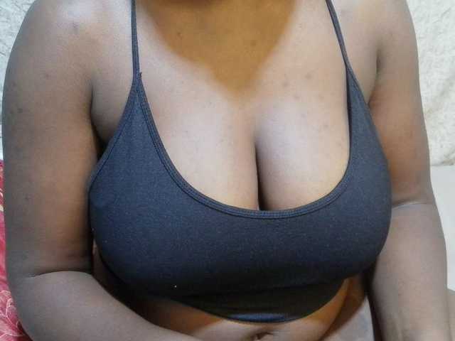 pretty-lioness live cam on BongaCams