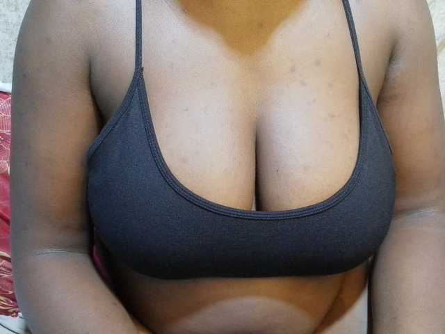 pretty-lioness live cam on BongaCams