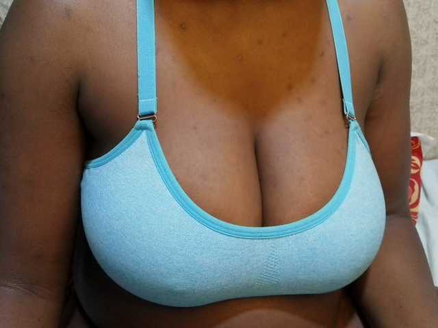 pretty-lioness live cam on BongaCams