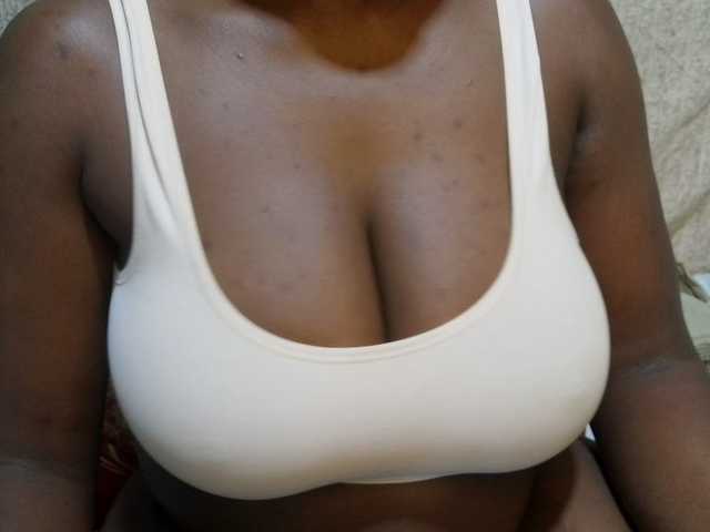 pretty-lioness live cam on BongaCams