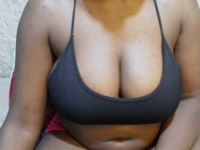 pretty-lioness live cam on BongaCams