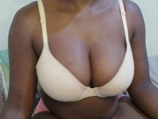 pretty-lioness Live Webcam on BongaCams