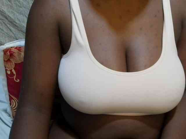 pretty-lioness Live Webcam on BongaCams