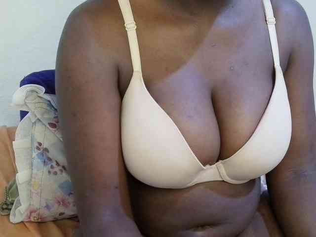 pretty-lioness Live Webcam on BongaCams