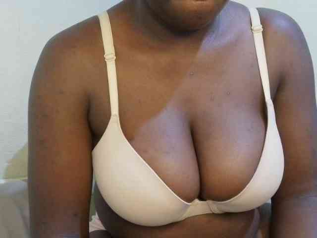 pretty-lioness Live Webcam on BongaCams