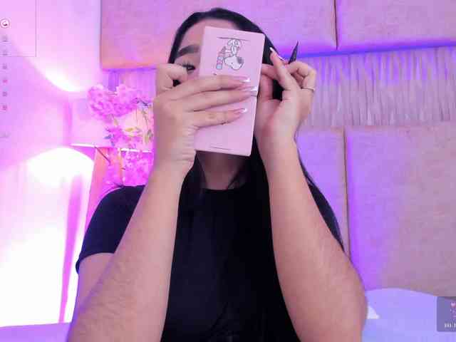 Kyraaa's cam show statistics and live stream
