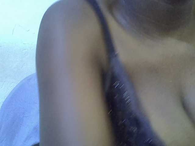 juicy-bella live cam on BongaCams