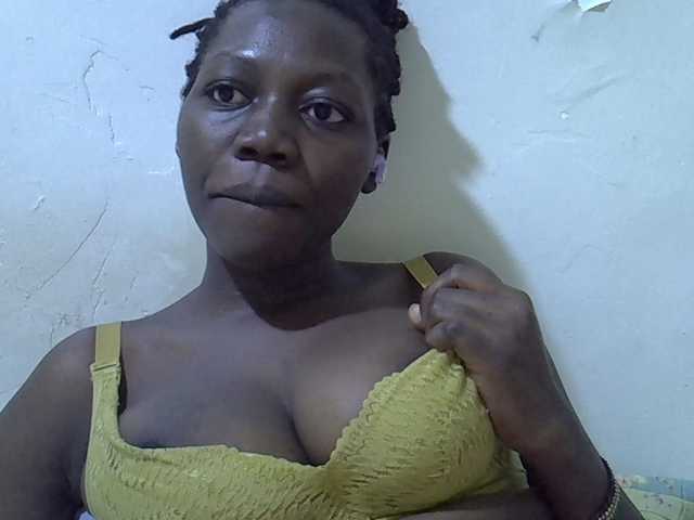 juicy-bella live cam on BongaCams